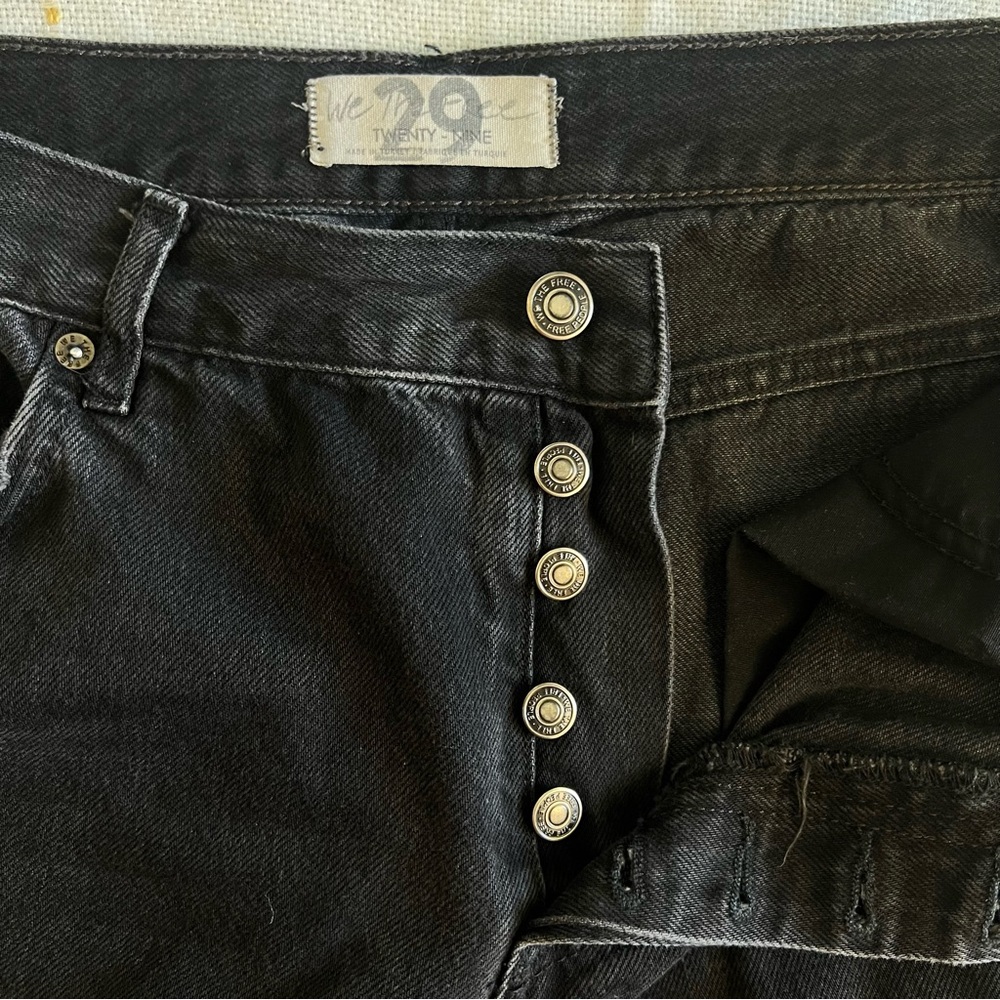We The FREE PEOPLE Maggie Mid Rise Straight Leg Distressed Denim Black 29 - Picture 10 of 11